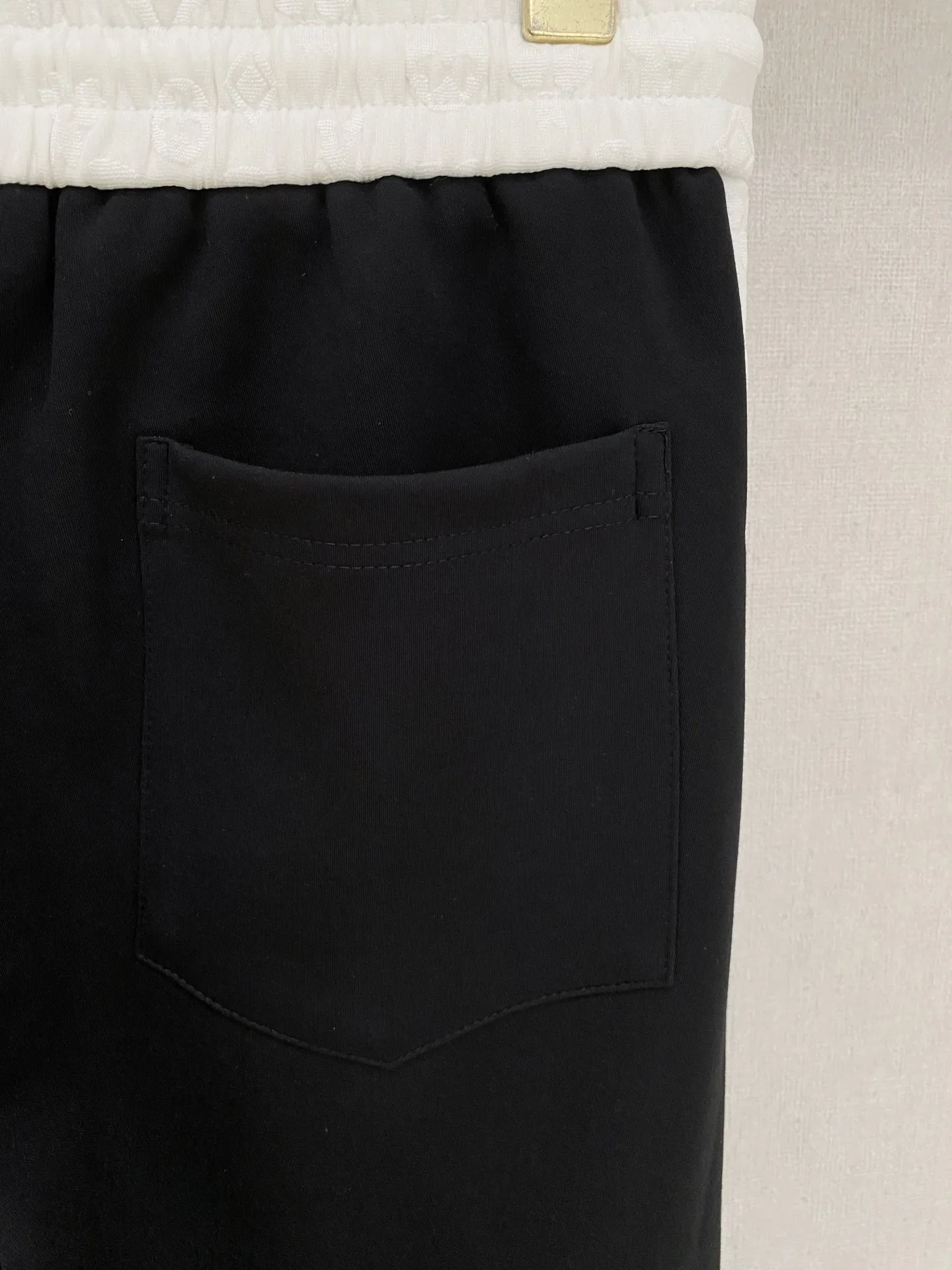 🅿️720 LV hot-selling suit is coming. Focus on the original version of the official website. 2025 new hot-selling cardigan suit. The original order is the best. 🇭🇰The meticulous work of top designers. It has a fitting and perfect upper body effect. All-natural high-quality Tencel Roman cotton 100%, close-fitting comfort, noble and elegant! Original hardware embodies elegance and nobility! Counter size: M-3XL (maximum wear up to 190 pounds)
